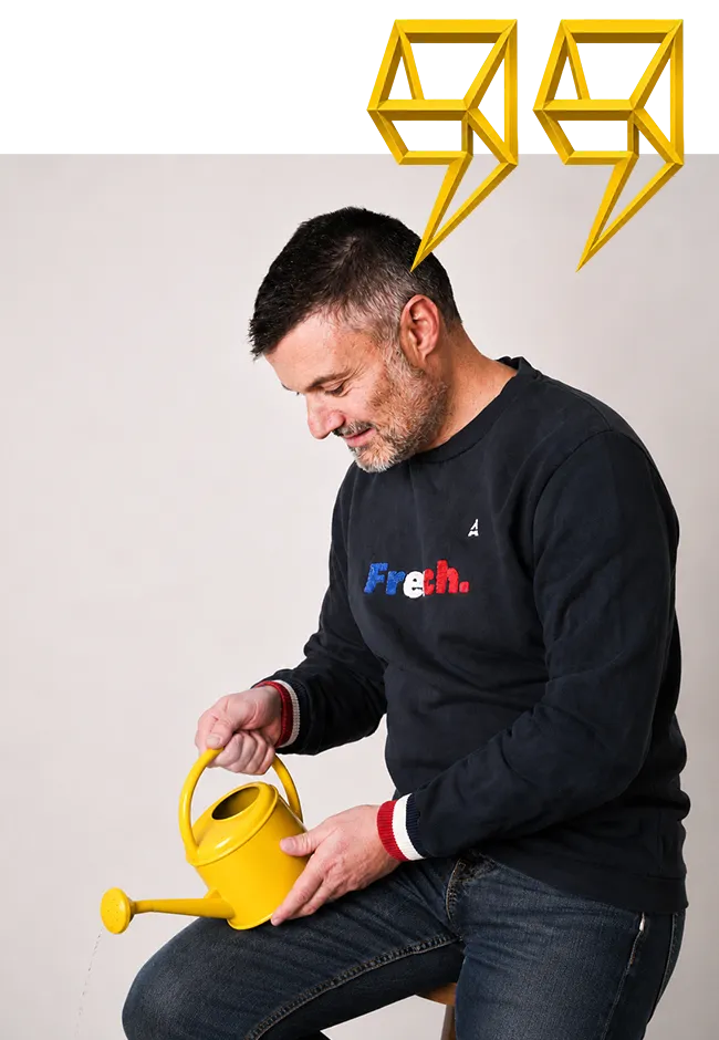 Gaëtan Caudron avec un arrosoir jaune, symbole des graines semées lors des interventions So Lead Heart qui ouvrent le dialogue et font évoluer les collectifs