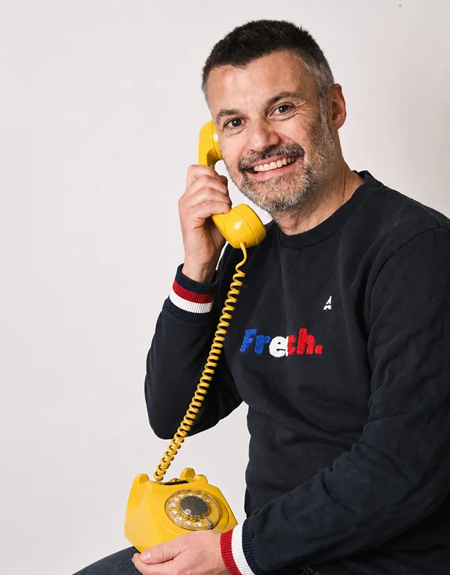 Gaëtan Caudron, fondateur de So Lead Heart, au téléphone pour organiser une intervention