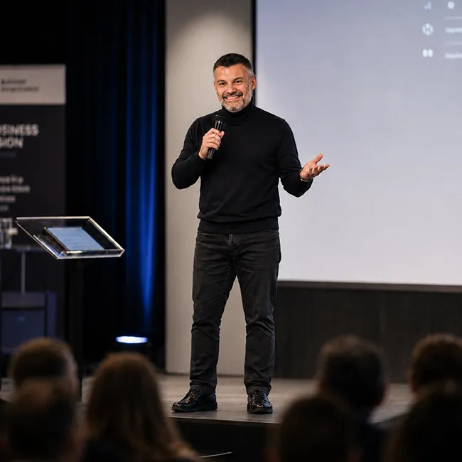 Gaëtan Caudron animant une conférence gesticulée So Lead Heart sur la prévention des risques humains