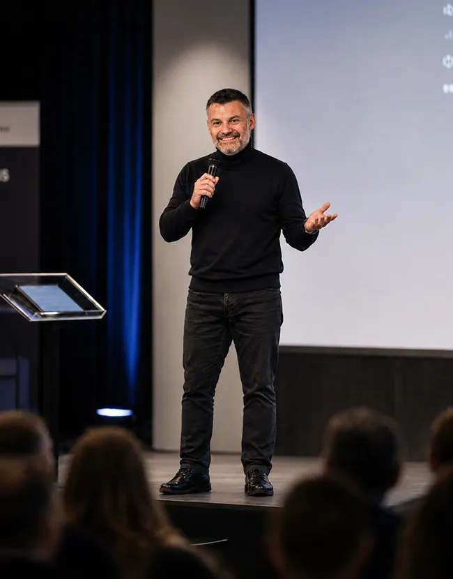 Gaëtan Caudron animant une conférence gesticulée So Lead Heart sur la prévention des risques humains