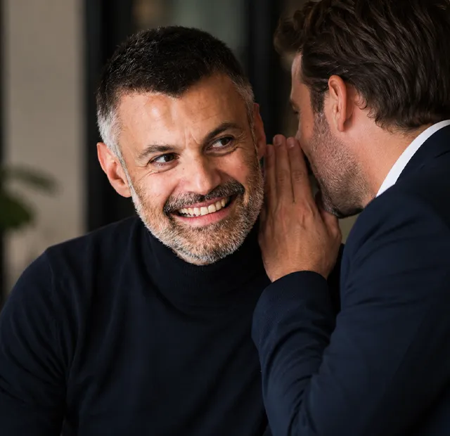 Gaëtan Caudron échangeant avec un participant après une intervention So Lead Heart, autour de son retour d’expérience