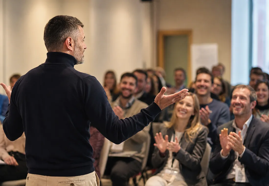 Gaëtan Caudron animant une conférence gesticulée So Lead Heart devant un public engagé sur les enjeux humains au travail