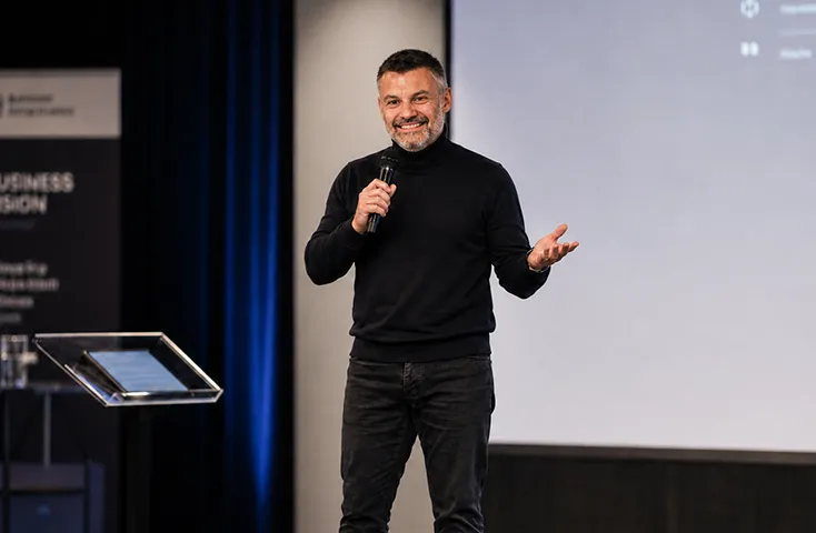 Gaëtan Caudron animant une conférence gesticulée So Lead Heart sur la prévention des risques humains