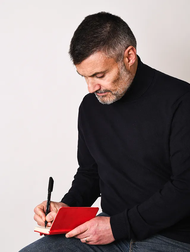 Gaëtan Caudron prenant des notes sur les prises de conscience d’élèves après un Serious Game de sensibilisation au harcèlement scolaire